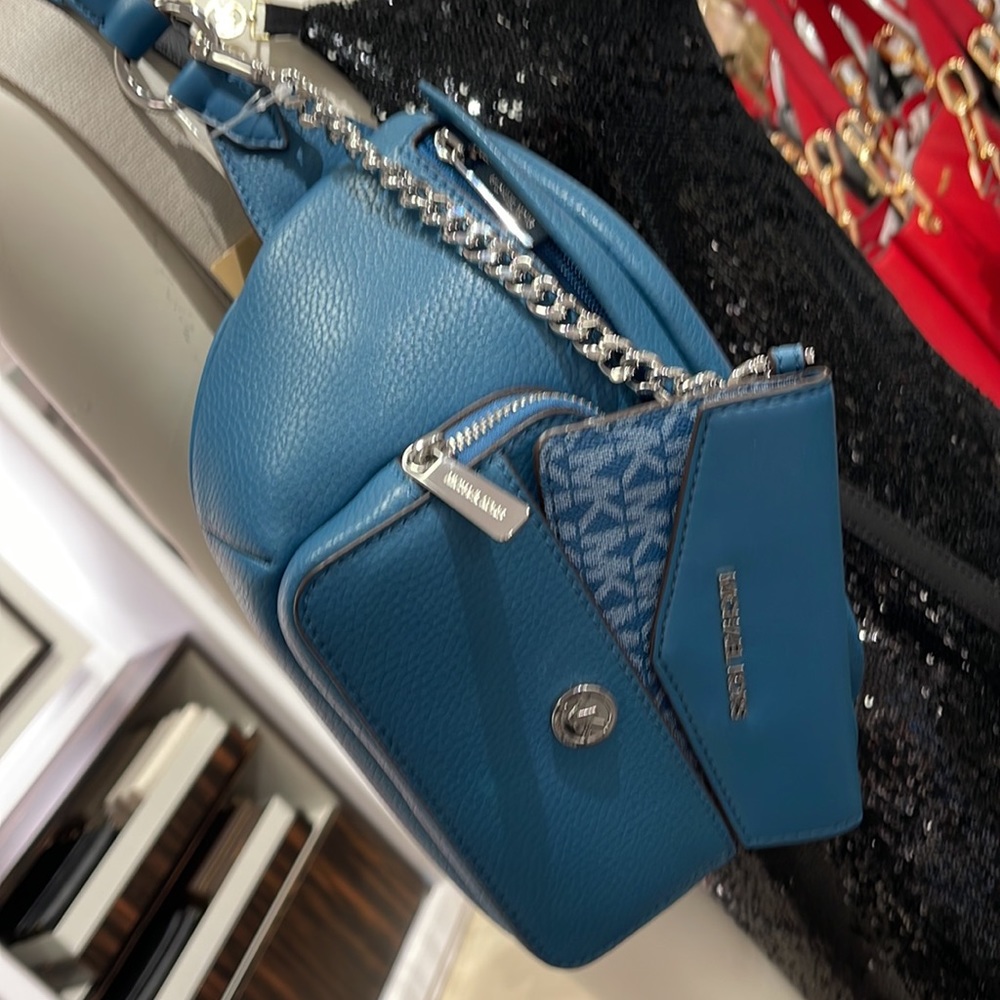 MICHAEL KORS
Maisie Large Pebbled Leather 2-in-1 Sling Pack
Teal
NWT - Picture 15 of 16